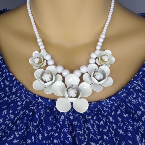 Charming Charlie White Flower Necklace - Picture 1 of 3
